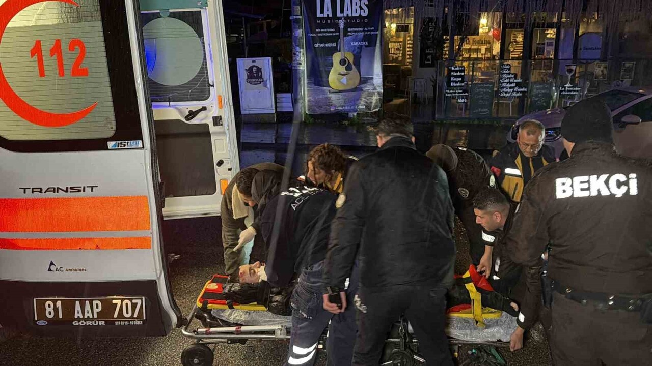 DÜZCE’DE SAĞANAK YAĞIŞ SEBEBİ İLE KAYGANLAŞAN YOLDA MOTOSİKLET PARK HALİNDEKİ TIRA ARKADAN ÇARPTI....