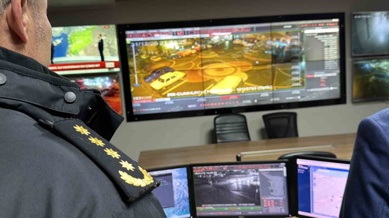 DÜZCE’DE YILBAŞI TEDBİRLERİ ÇERÇEVESİNDE EMNİYET EKİPLERİNE BAĞLI BİNİN ÜZERİNDE Kİ KAMERA İLE...