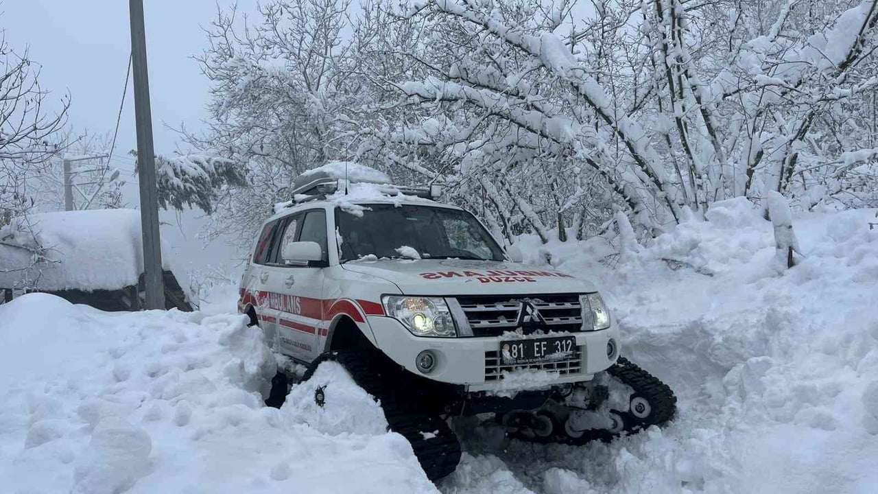 DÜZCE’DE YÜKSEK KESİMLERDE ETKİLİ OLAN KAR YAĞIŞI YIĞILCA’YA BAĞLI TUĞRUL KÖYÜNDE YOLLARI KAPATTI....