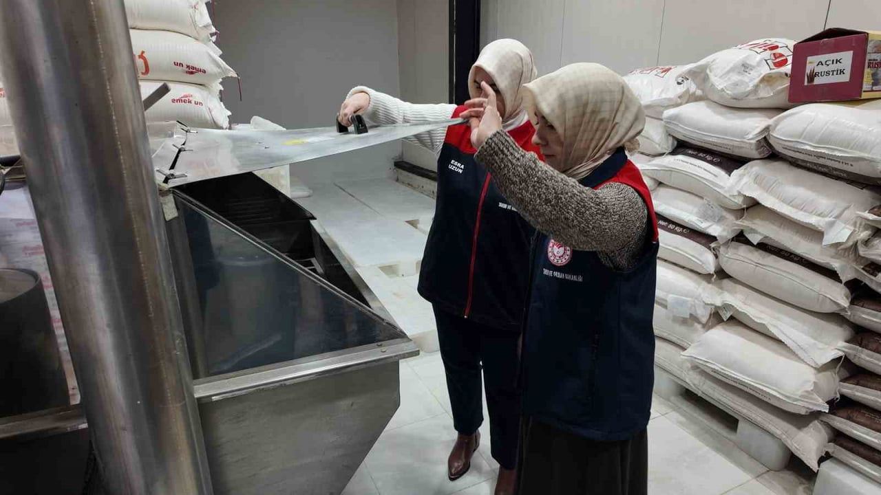 DÜZCE İL TARIM VE ORMAN MÜDÜRLÜĞÜ EKİPLERİ, YENİ YILA SAATLER KALA GIDA SATIŞI YAPAN İŞ YERLERİ...