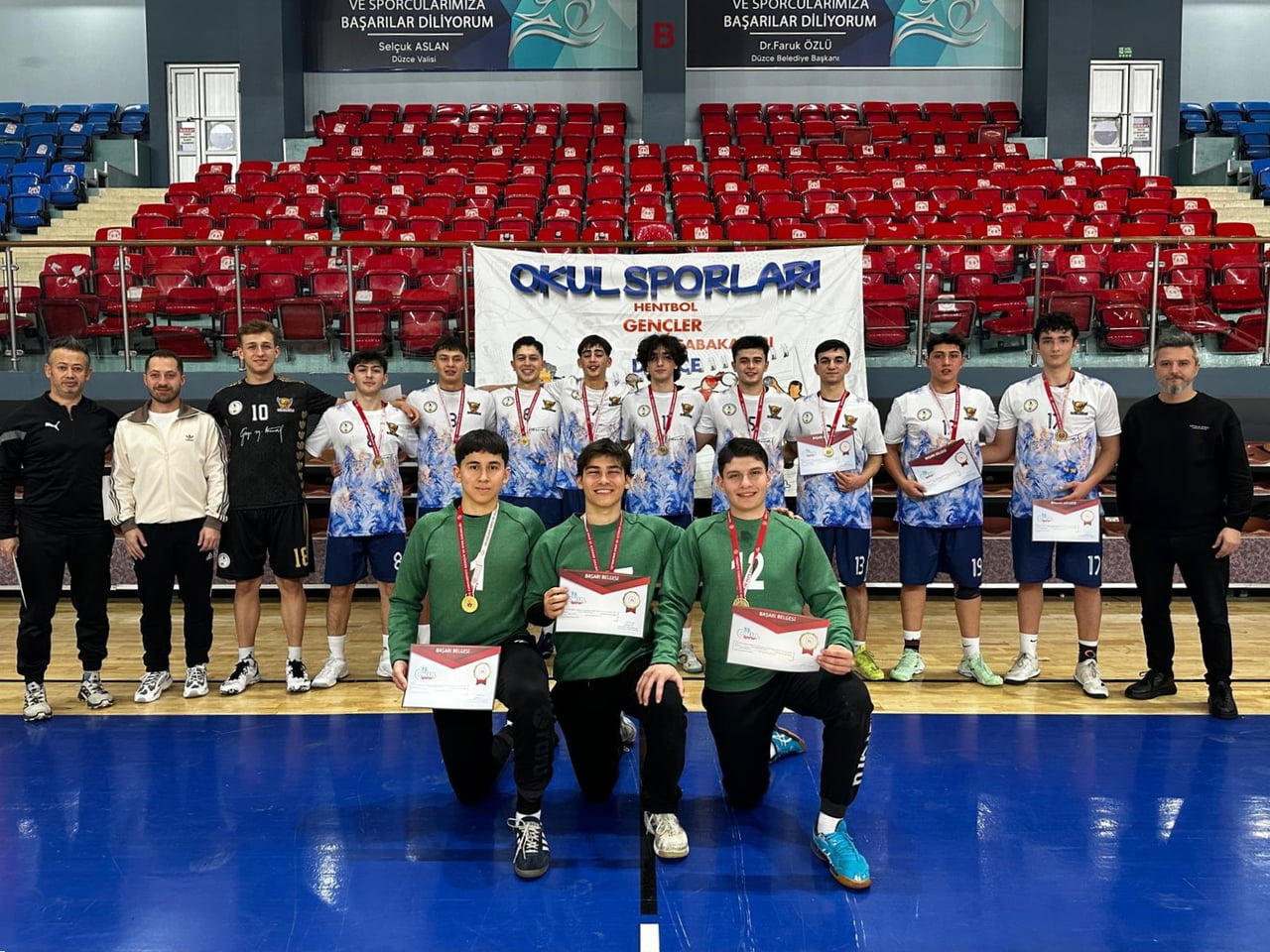 DÜZCE’NİN EV SAHİPLİĞİNDE DÜZENLENEN OKUL SPORLARI HENTBOL GENÇLER GRUP MÜSABAKALARI SONA...