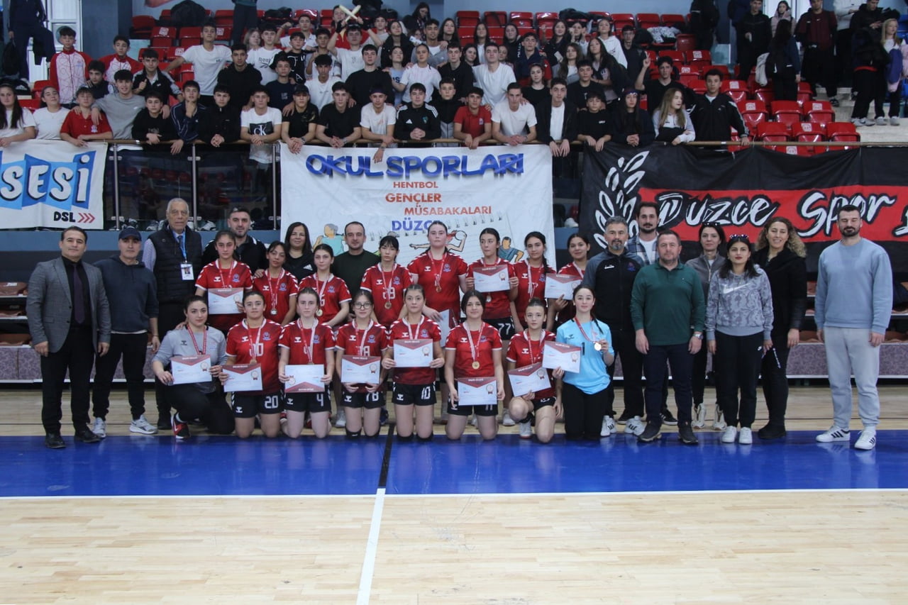 DÜZCE’NİN EV SAHİPLİĞİNDE DÜZENLENEN OKUL SPORLARI HENTBOL GENÇLER GRUP MÜSABAKALARI SONA...