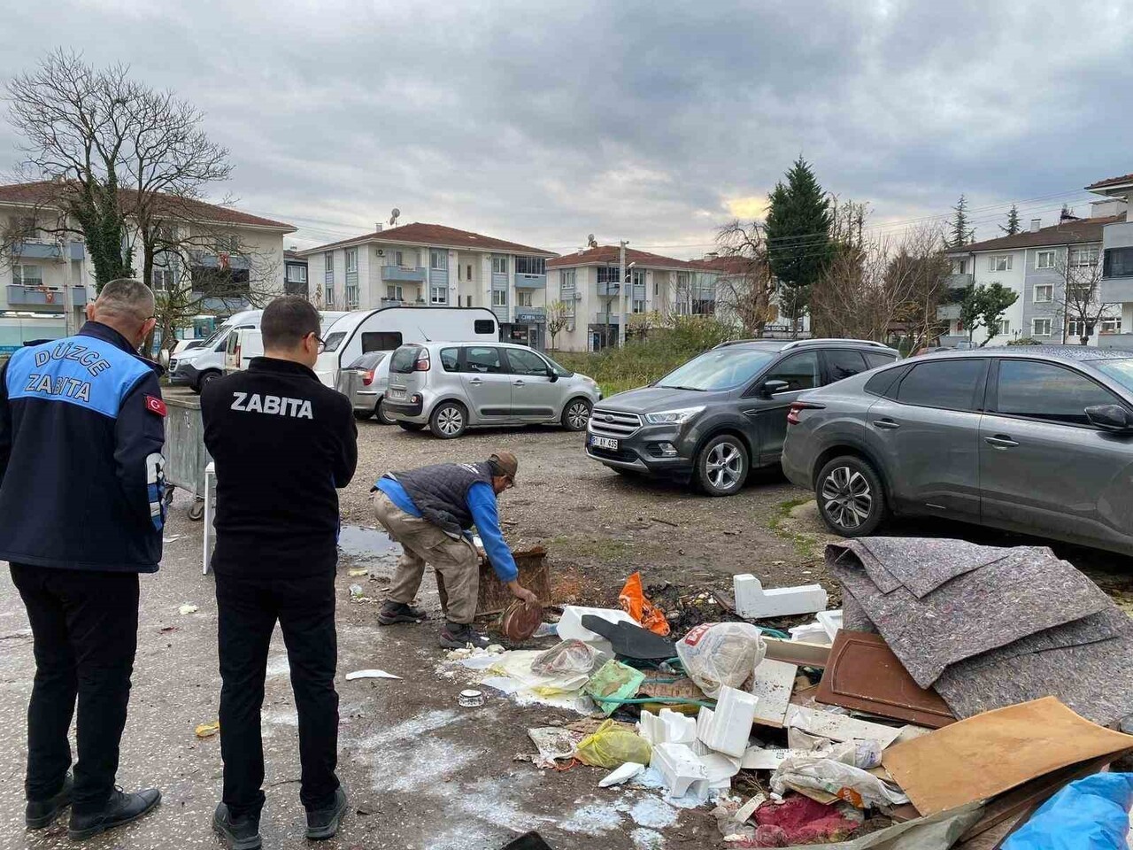DÜZCE’NİN UZUNMUSTAFA MAHALLESİ’NDE ÇEVREYİ KİRLETEN ŞAHIS ZABITANIN TAKİBİNDEN KAÇAMADI....