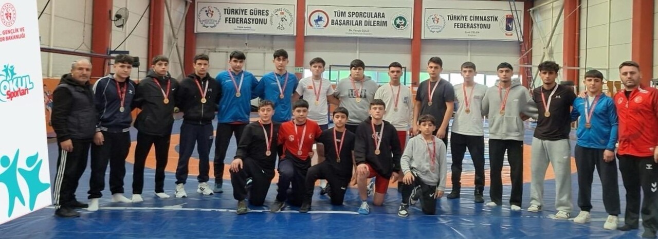 DÜZCE ÖZKAN OLCAY SPOR SALONU'NDA OKUL SPORLARI GENÇ A VE GENÇ B ERKEK GÜREŞ MÜSABAKALARI...