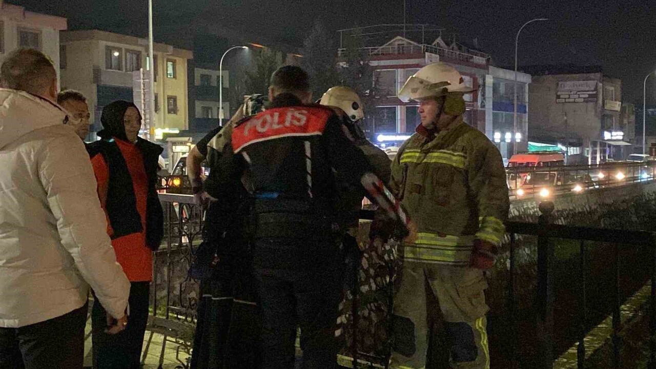 DÜZCE ŞEHİR MERKEZİNDE AKŞAM SAATLERİNDE ŞEHRİN ORTASINDAN GEÇEN ASAR DEREESİ ÜZERİNDE BULUNAN...