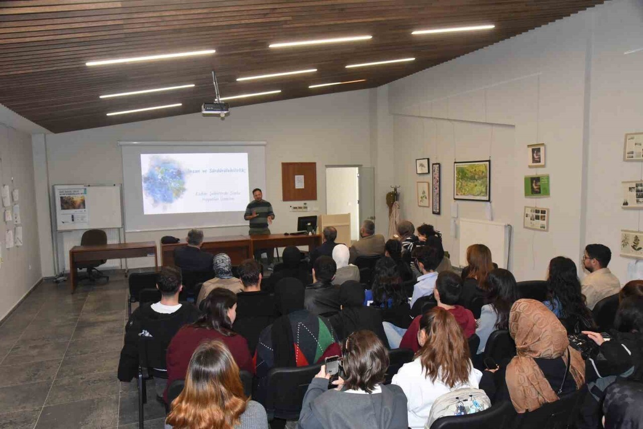 DÜZCE ÜNİVERSİTESİ 15. BAĞ BAHÇE, ÇİÇEK KONFERANSINDA KONUŞAN YÜKSEK ŞEHİR PLANCISI SERKAN YILMAZ...