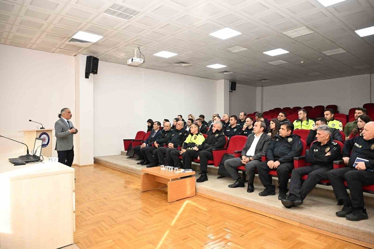 DÜZCE ÜNİVERSİTESİ SANAT TASARIM VE MİMARLIK FAKÜLTESİ DEKANI PROF. DR. KAZIM ÖZKAN ERTÜRK...