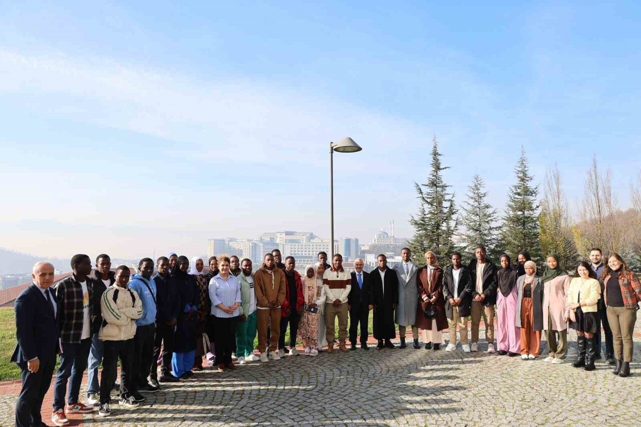DÜZCE ÜNİVERSİTESİNDE EĞİTİM GÖREN RUANDALI ÖĞRENCİLER REKTÖR PROF. DR. NEDİM SÖZBİR İLE BİR ARAYA...