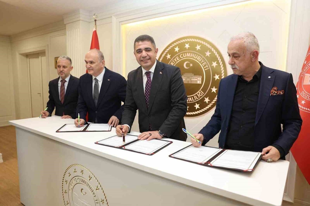 DÜZCE VALİLİĞİNDE GERÇEKLEŞTİRİLEN PROTOKOLE VALİ SELÇUK ASLAN, DÜZCE BELEDİYE BAŞKANI DR. FARUK...