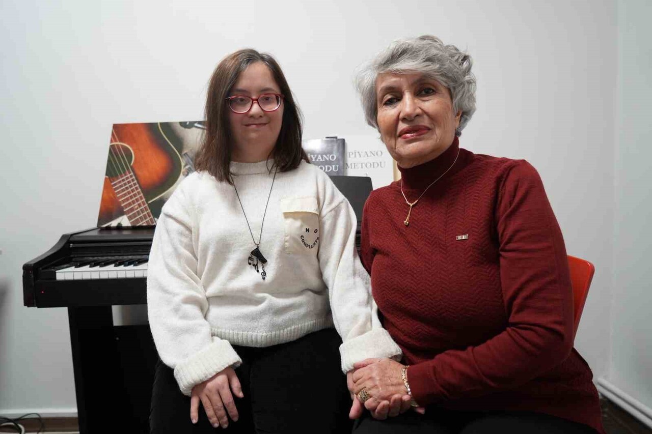 EDA BAYRAK VE ANNESİ