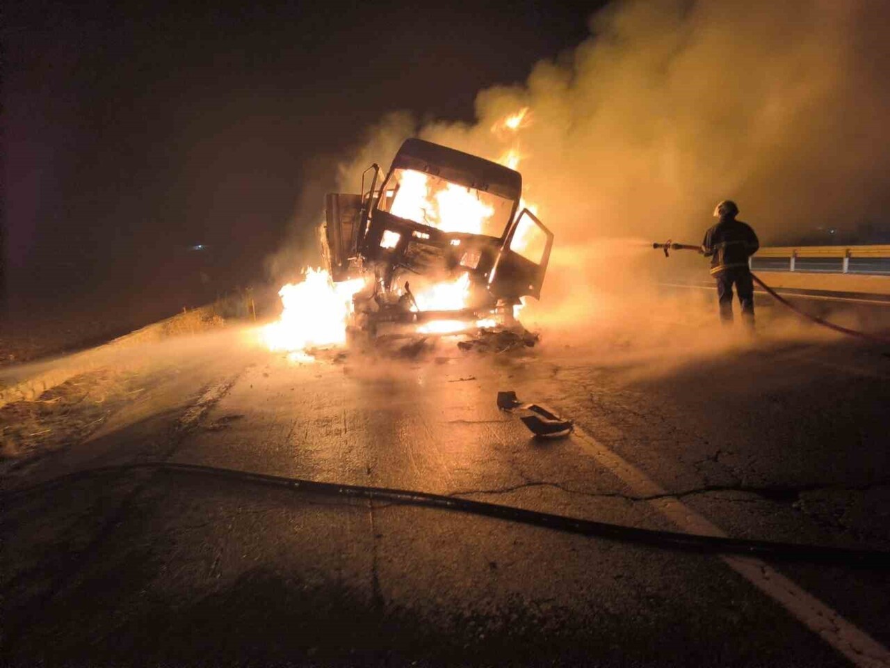 EDİNİLEN BİLGİLERE GÖRE, PLAKALARI ÖĞRENİLEMEYEN İKİ TIR, KIRSAL GİRMELİ MAHALLESİ MEVKİSİNDE...