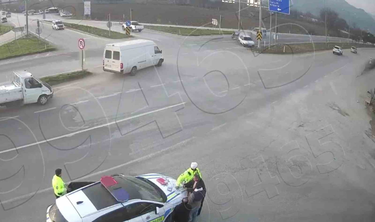 EDİNİLEN BİLGİYE GÖRE, AMASYA MERKEZ MECİTÖZÜ KAVŞAĞINDA KIRMIZI IŞIKLA BEKLEYEN A.Ç'NİN...