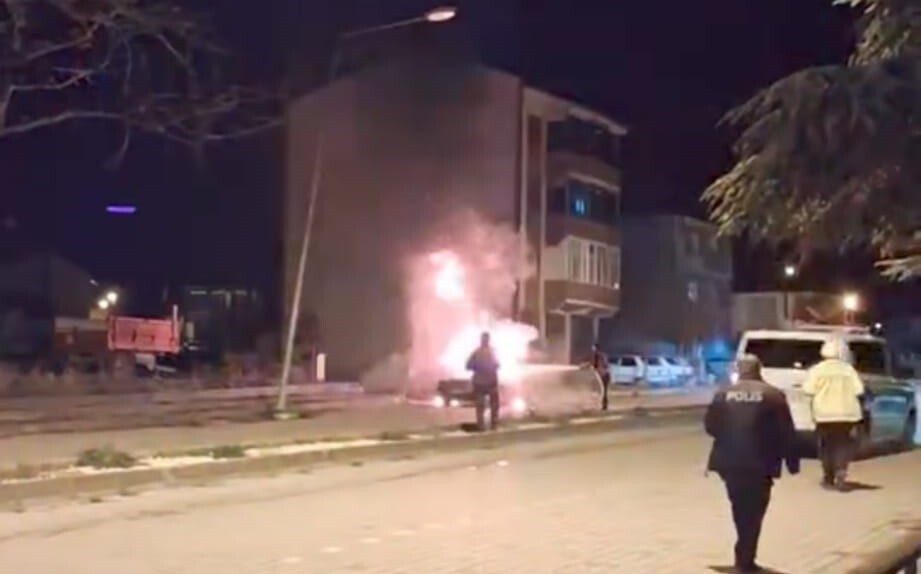 EDİNİLEN BİLGİYE GÖRE, GÜMÜŞHACIKÖY DEVLET HASTANESİ KARŞISINDA FERDİ A.’NIN KULLANDIĞI 05 ADN 495...