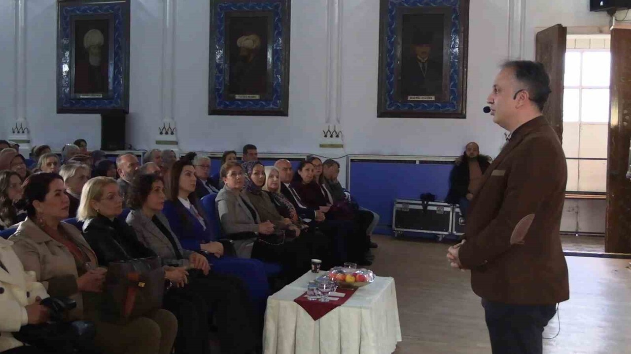 EDİRNE'DE AİLE YILI ETKİNLİKLERİ ÇERÇEVESİNDE EBEVEYNLERE YÖNELİK DÜZENLENEN SEMİNERDE KONUŞAN...