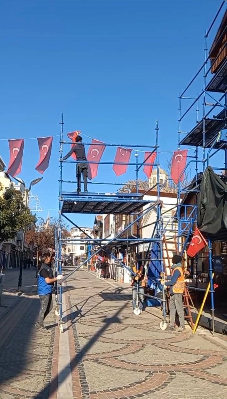 EDİRNE'DE CADDE ÜZERİNDEKİ ÇALIŞMADA PLATFORMA ÇIKAN BİR İŞÇİNİN, TÜRK BAYRAĞINI ÖPEREK KALDIRMASI...