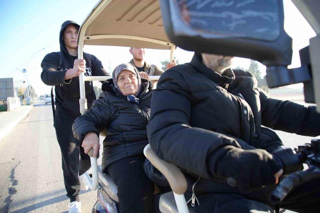 EDİRNE'DE İKİ LİSE ÖĞRENCİSİ, AKÜSÜ BİTTİĞİ İÇİN YOLDA KALAN YAŞLI VATANDAŞIN ENGELLİ ARACINI...