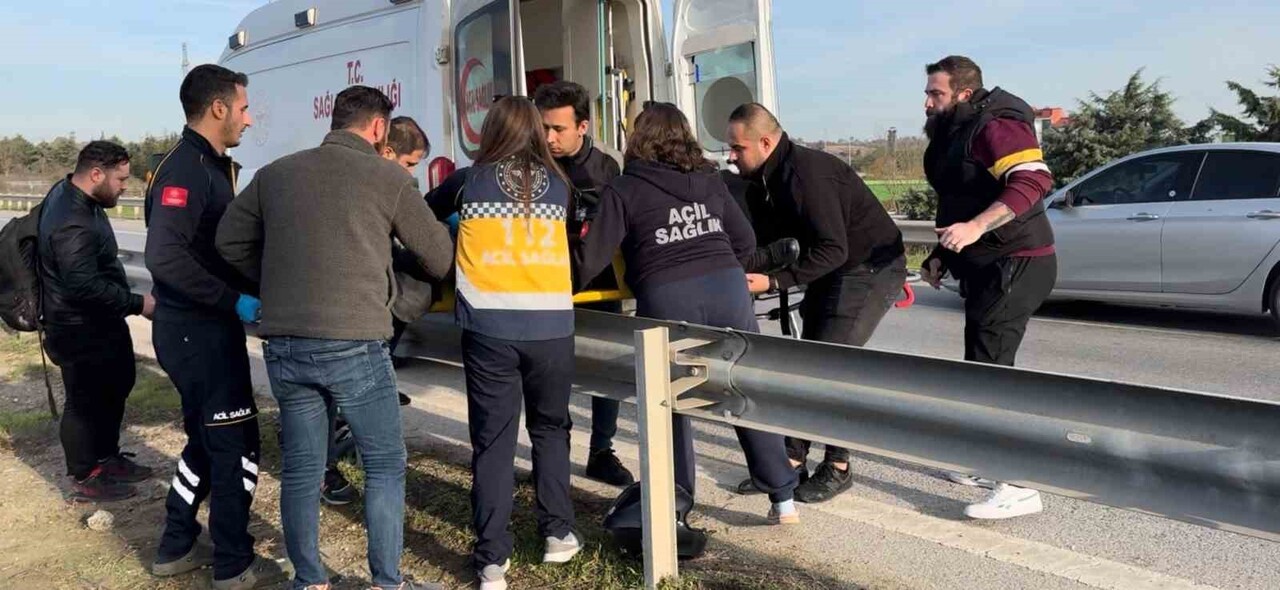 EDİRNE'DE MOTOSİKLETLE BARİYERE ÇARPAN ÜNİVERSİTELİ AĞIR YARALANDI.