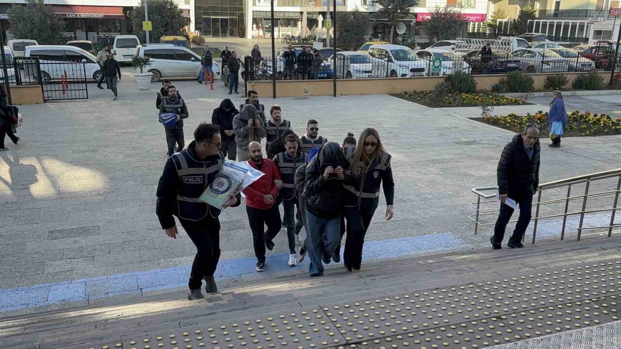 EDİRNE'DE POLİS EKİPLERİNCE MASAJ SALONLARINA YÖNELİK DÜZENLENEN FUHUŞ OPERASYONUNDA GÖZALTINA...