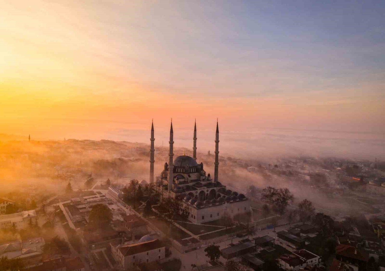 EDİRNE'NİN SİMGESİ SELİMİYE CAMİİ'NİN MİNARELERİ VE KUBBESİ GÜN IŞIĞIYLA BİRLEŞEN SİSLE BİRLİKTE...