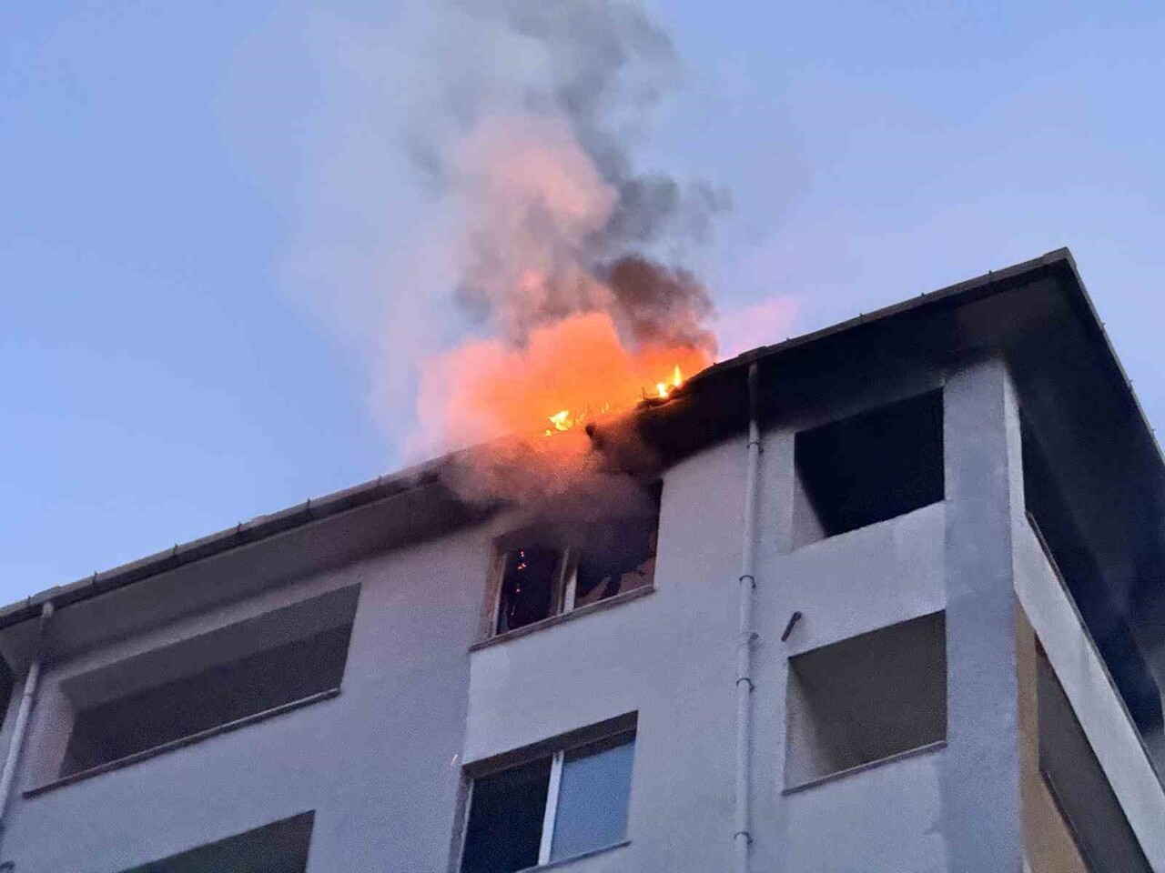 EDİRNE’DE BİR APARTMAN DAİRESİNDE ÇIKAN ÇATIYA SIÇRADI.