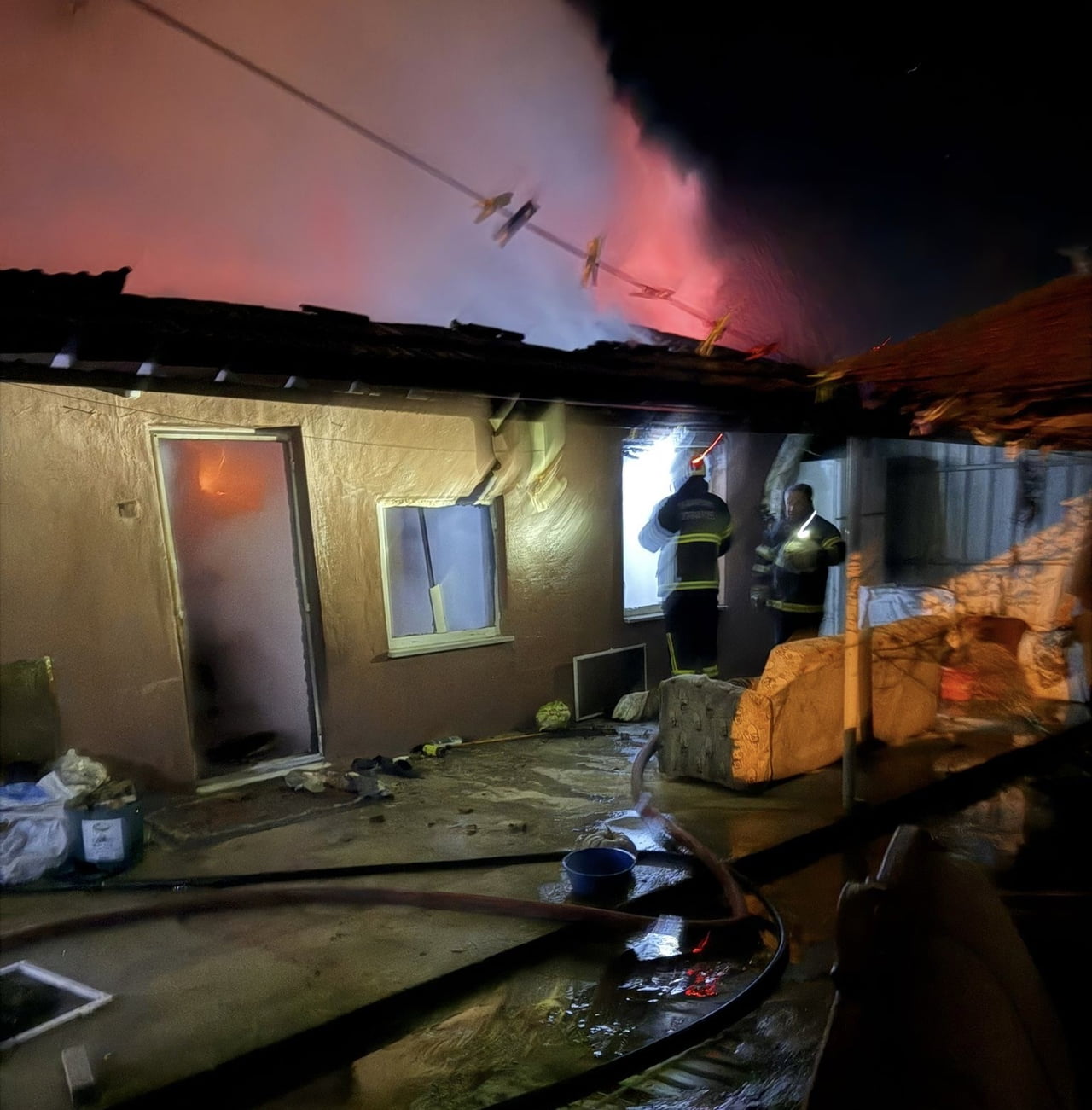 EDİRNE’DE YAŞLI KADININ EVİ ALEVLERE TESLİM OLDU