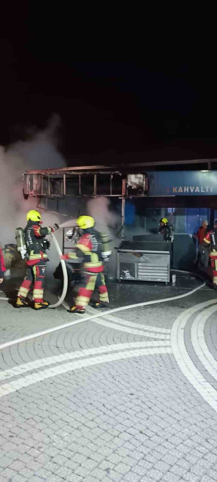 EDREMİT İLÇESİNDE SAHİL ŞERİDİNDEKİ BİR İŞ YERİNDE ÇIKAN YANGIN, İTFAİYE EKİPLERİNİN MÜDAHALESİYLE...