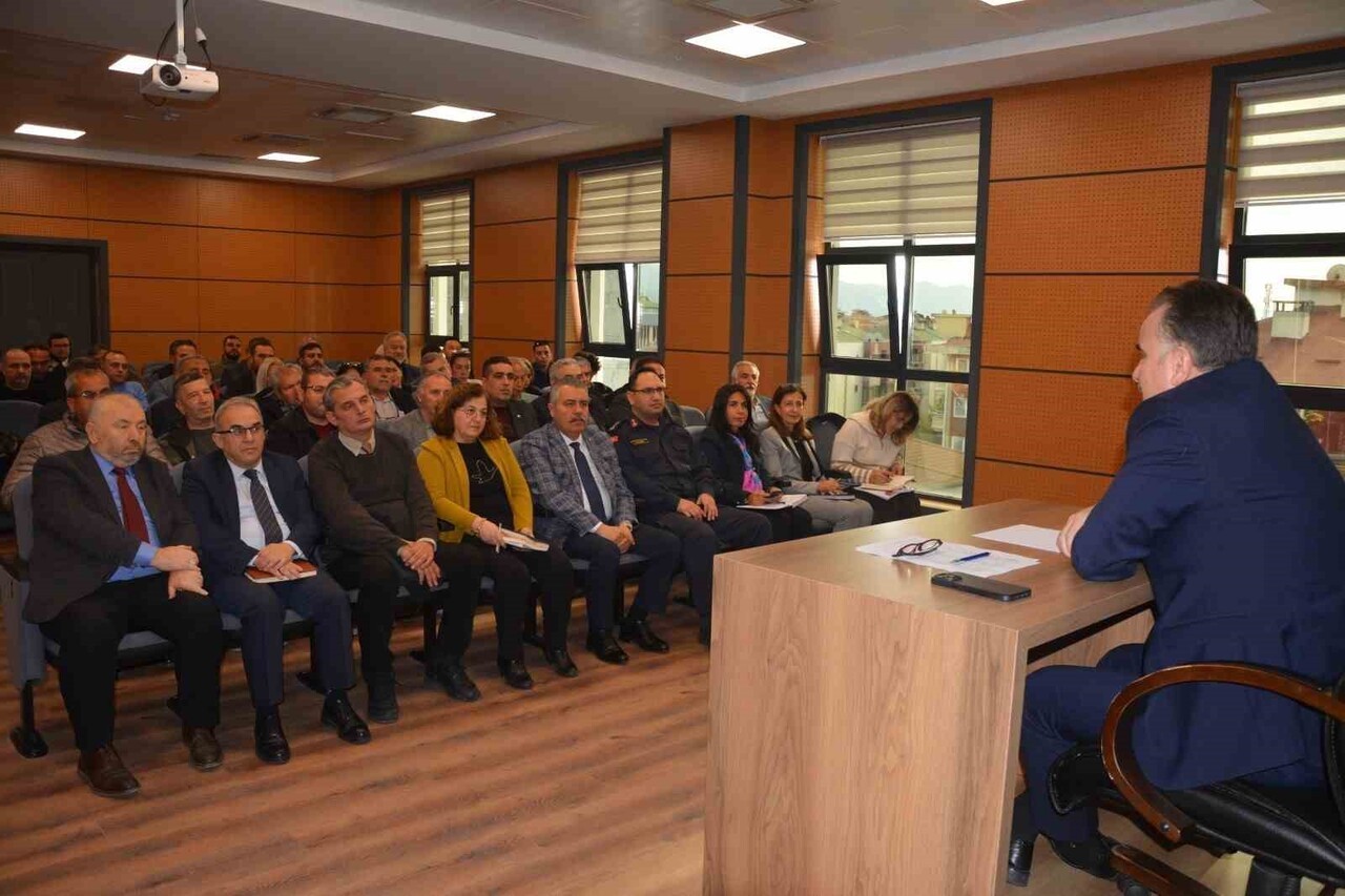 EDREMİT KAYMAKAMI AHMET ODABAŞ BAŞKANLIĞINDA DÜZENLENEN MUHTARLAR DEĞERLENDİRME TOPLANTISINDA...