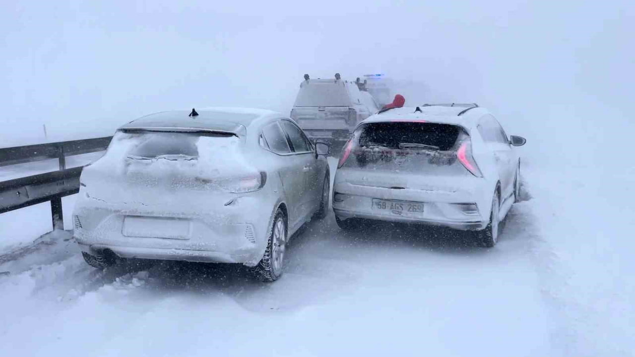 EKİPLERİN BİR KISMI VE KAZAYI GÖRÜNTÜLEMEYE GİTMEKTE OLAN BASIN MENSUPLARI YOLDA MAHSUR KALDI