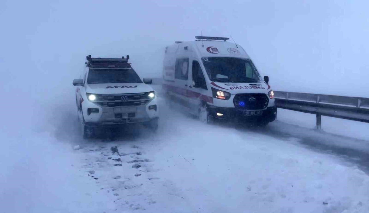 EKİPLERİN BİR KISMI VE KAZAYI GÖRÜNTÜLEMEYE GİTMEKTE OLAN BASIN MENSUPLARI YOLDA MAHSUR KALDI