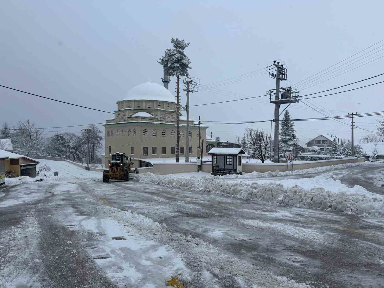 EKİPLERİN ZAMANINDA MÜDAHALESİ İLE YOLLAR HEMEN TRAFİĞE AÇILDI.