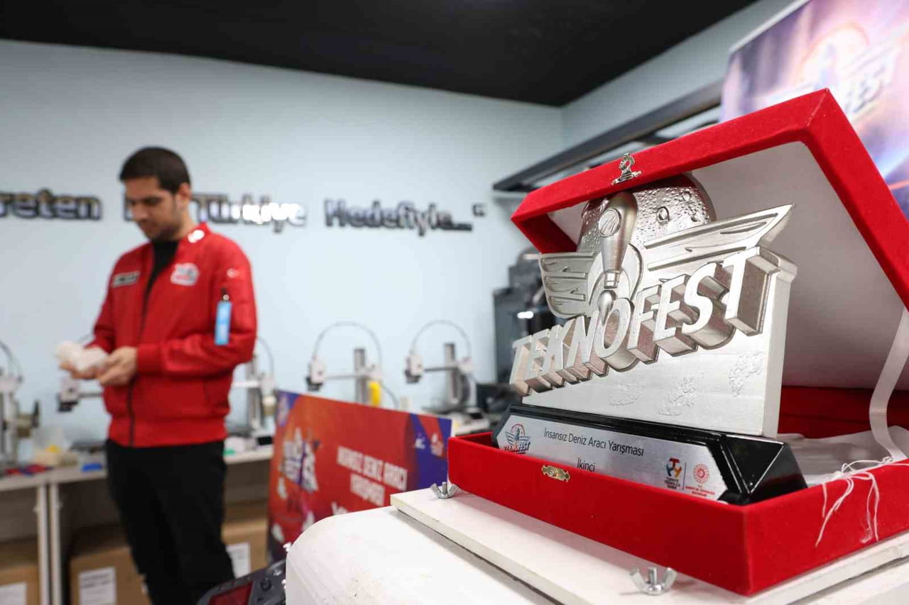 ELAZIĞ'DA DENEYAP TEKNOLOJİ ATÖLYELERİNDE GELİŞTİRİLEN TAM OTONOM İNSANSIZ SU ÜSTÜ DENİZ ARACIYLA...