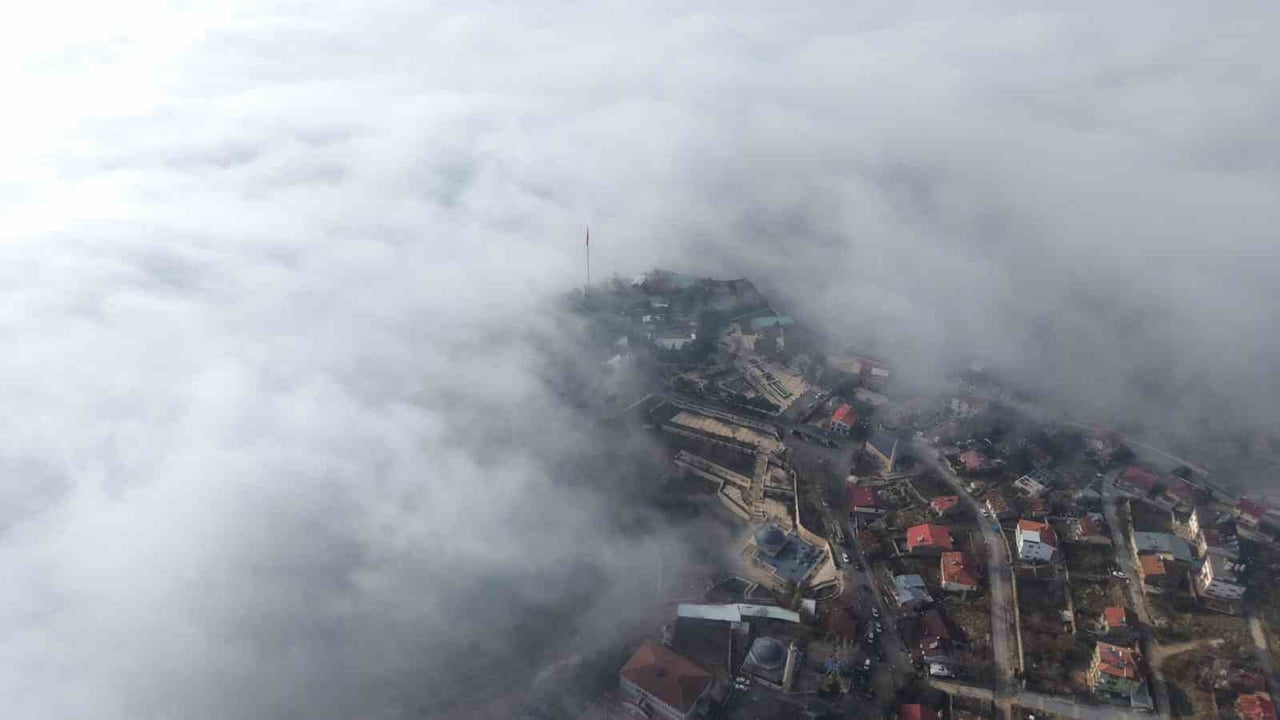 ELAZIĞ'DA ETKİLİ OLAN SİS, KENTİN BAZI BÖLGELERİNDE GÖRÜŞ MESAFESİNİ DÜŞÜRDÜ. SİS TABAKASI DRON...