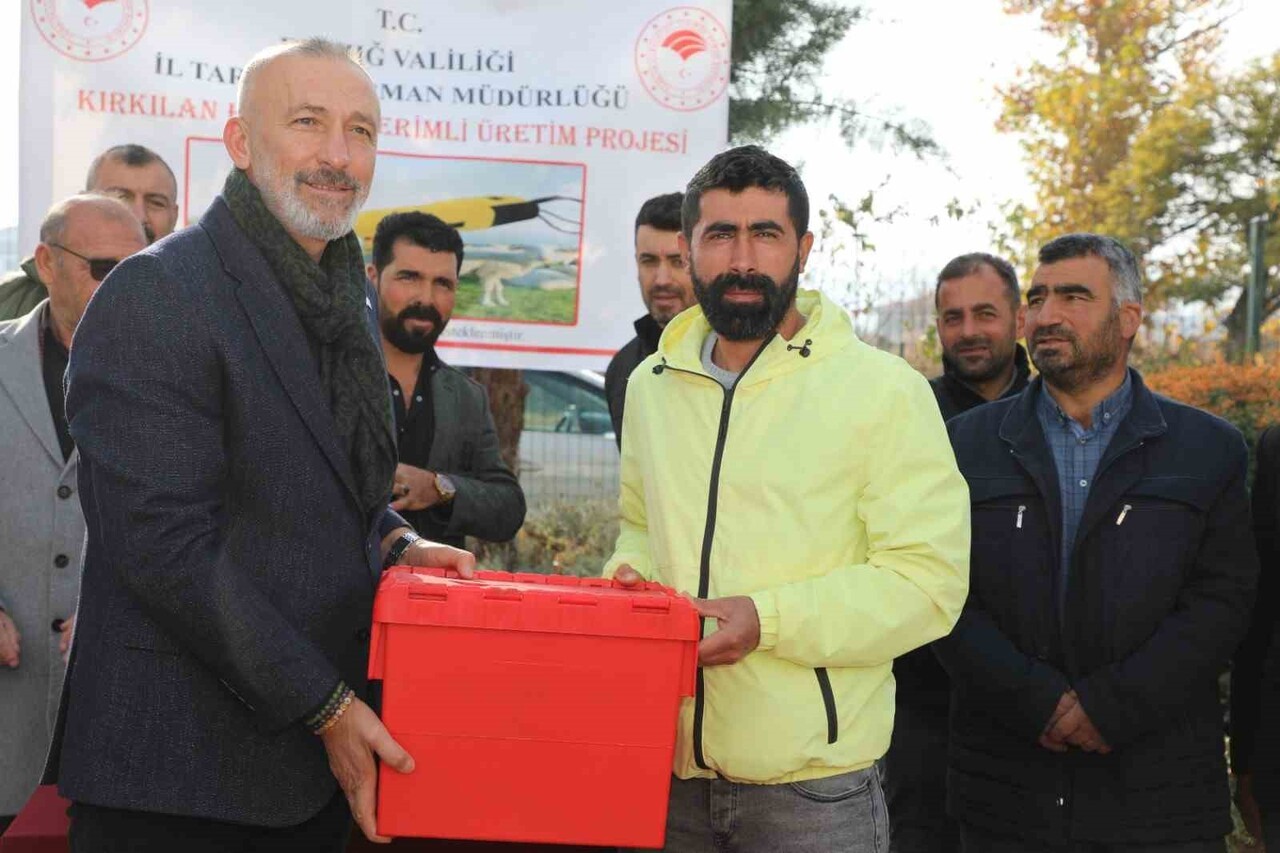 ELAZIĞ'DA İL TARIM VE ORMAN MÜDÜRLÜĞÜ EKİPLERİ TARAFINDAN 20 HAYVAN ÜRETİCİSİNE KIRKIM MAKİNASI...