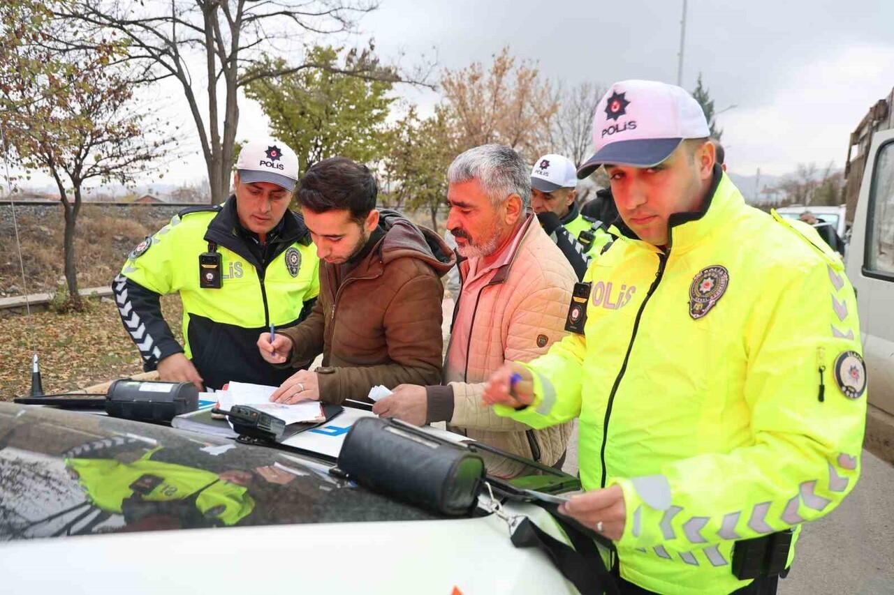 ELAZIĞ'DA POLİS EKİPLERİ TARAFINDAN DRON DESTEKLİ GERÇEKLEŞTİRİLEN TRAFİK DENETİMLERİNDE KURALLARA...