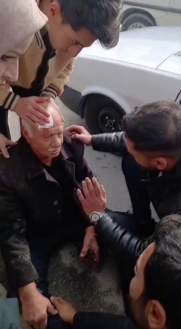 ELAZIĞ'DA YOLUN KARŞISINA GEÇMEYE ÇALIŞAN YAŞLI ADAM, OTOMOBİLİN ÇARPMASI SONUCU YARALANDI.