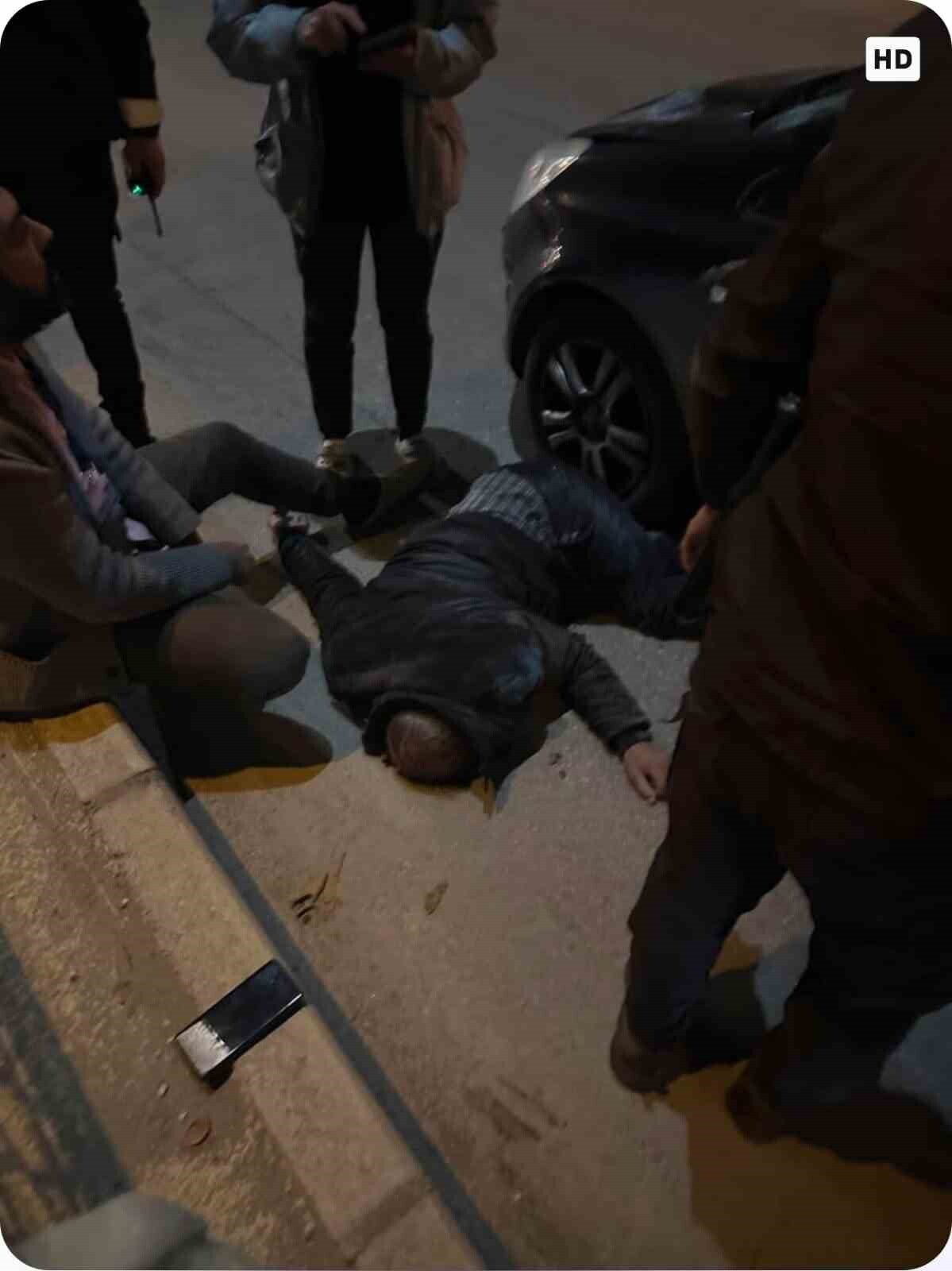 ELAZIĞ'DA YOLUN KARŞISINA GEÇMEYE ÇALIŞTIĞI SIRADA OTOMOBİLİN ÇARPTIĞI YAYA, AĞIR...