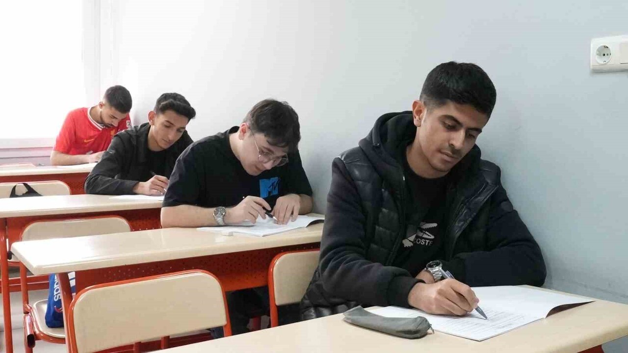 ELAZIĞ BELEDİYESİ TARAFINDAN YÜRÜTÜLEN GELECEK SENSİN PROJESİ İLE GENÇLERİN EĞİTİM HAYATINA DESTEK...