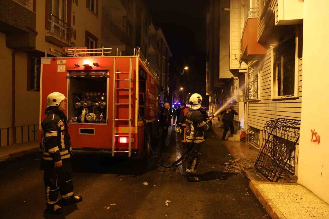 ELAZIĞ’DA 5 KATLI BİR EVİN 1’İNCİ KATINDA ÇIKAN YANGIN İTFAİYE EKİPLERİ TARAFINDAN SÖNDÜRÜLDÜ....