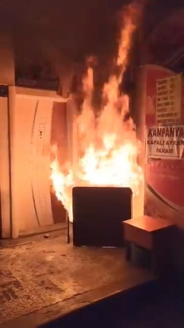 ELAZIĞ’DA BİR LOKANTADA ÇIKAN YANGINI FARK EDEN KOMŞU ESNAF, ÇIKAN YANGINI KONTROL ALTINA ALARAK...