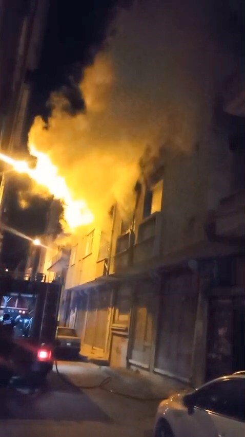 ELAZIĞ’DA DÖRT KATLI METRUK BİNADA ÇIKAN YANGIN, İTFAİYE EKİPLERİ TARAFINDAN KONTROL ALTINA...