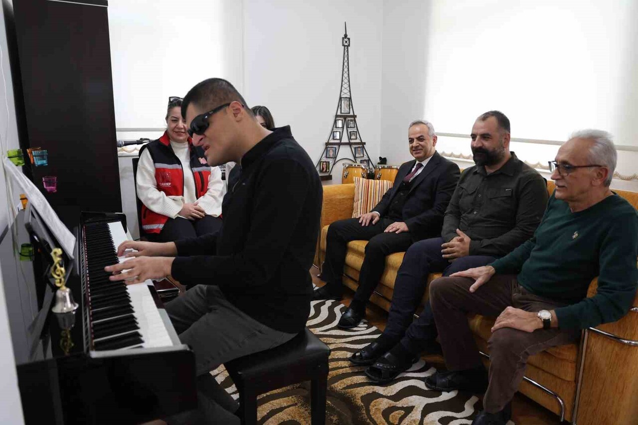 ELAZIĞ’DA GÖRME ENGELLİ MEHMET DABAKOĞLU, AİLESİNİN DESTEĞİYLE BAŞLADIĞI MÜZİK EĞİTİMİNDE KISA...