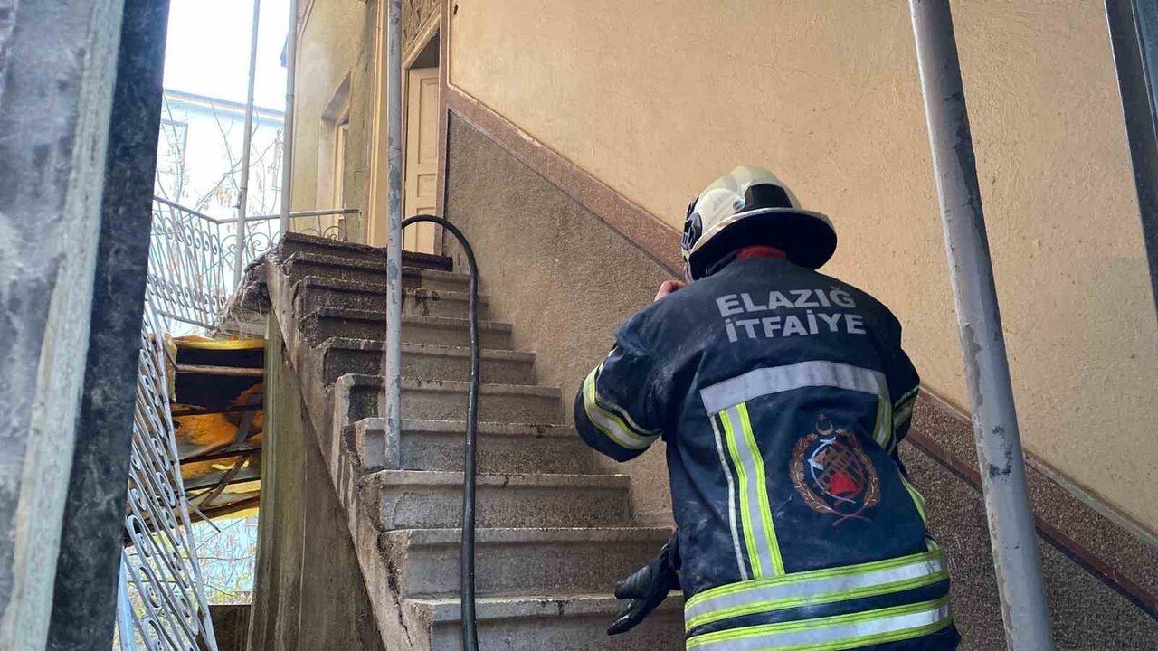 ELAZIĞ’DA İKİ KATLI METRUK EVDE ÇIKAN YANGIN İTFAİYE EKİPLERİ TARAFINDAN KONTROL ALTINA ALINARAK...