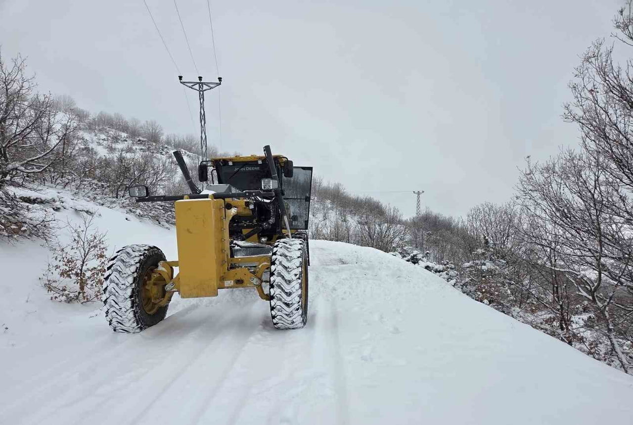 ELAZIĞ’DA KARDAN DOLAYI KAPALI BULUNAN 88 KÖY YOLUNDA ÇALIŞMALAR ARALIKSIZ SÜRÜYOR