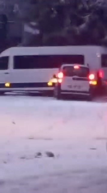 ELAZIĞ’DA KARLI YOLDA DURAMAYAN HAFİF TİCARİ ARAÇ, MİNİBÜSE ÇARPTI. KAZADA MADDİ HASAR MEYDANA...