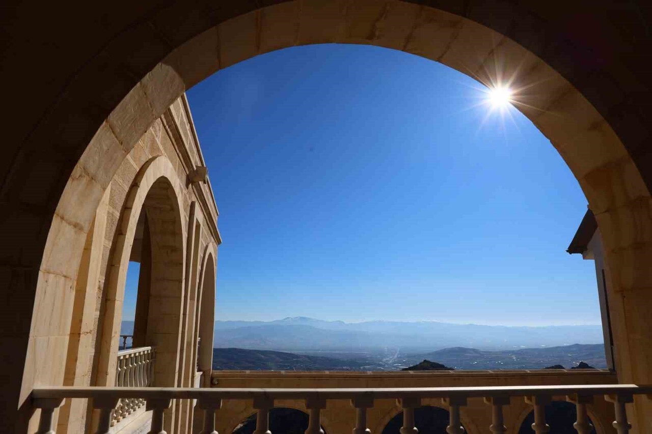 ELAZIĞ’DA KIŞ MEVSİMİNE RAĞMEN KAR YAĞIŞI GÖRÜLMEZKEN, GÜNEŞLİ HAVA HARPUT’TA BAHAR HAVASINI...