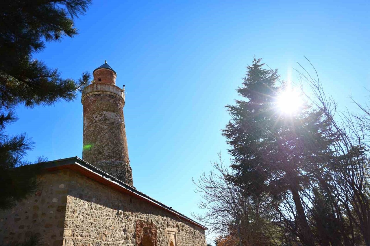 ELAZIĞ’DA KIŞ MEVSİMİNE RAĞMEN KAR YAĞIŞI GÖRÜLMEZKEN, GÜNEŞLİ HAVA HARPUT’TA BAHAR HAVASINI...