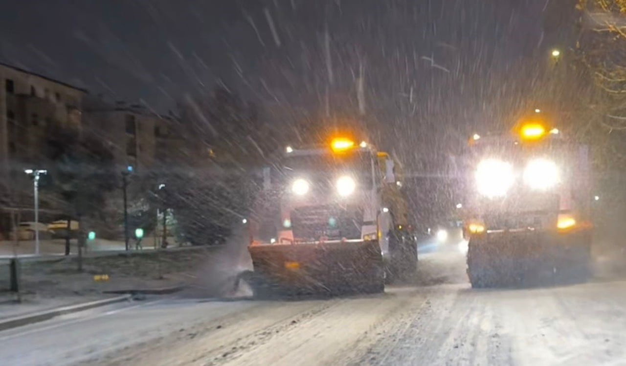 ELAZIĞ’DA SABAH SAATLERİNDE BAŞLAYAN KAR YAĞIŞI SONRASI BELEDİYE EKİPLERİ SAHAYA İNDİ. 15 GREYDER...