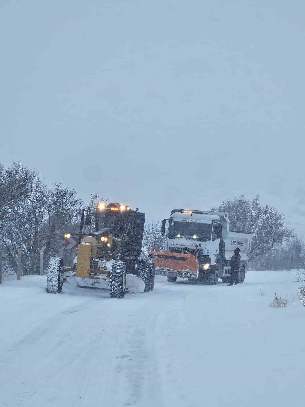 ELAZIĞ’DA SABAH SAATLERİNDE BAŞLAYAN VE ETKİSİNİ SÜRDÜREN KAR YAĞIŞINDAN DOLAYI, KENTTE BULUNAN...