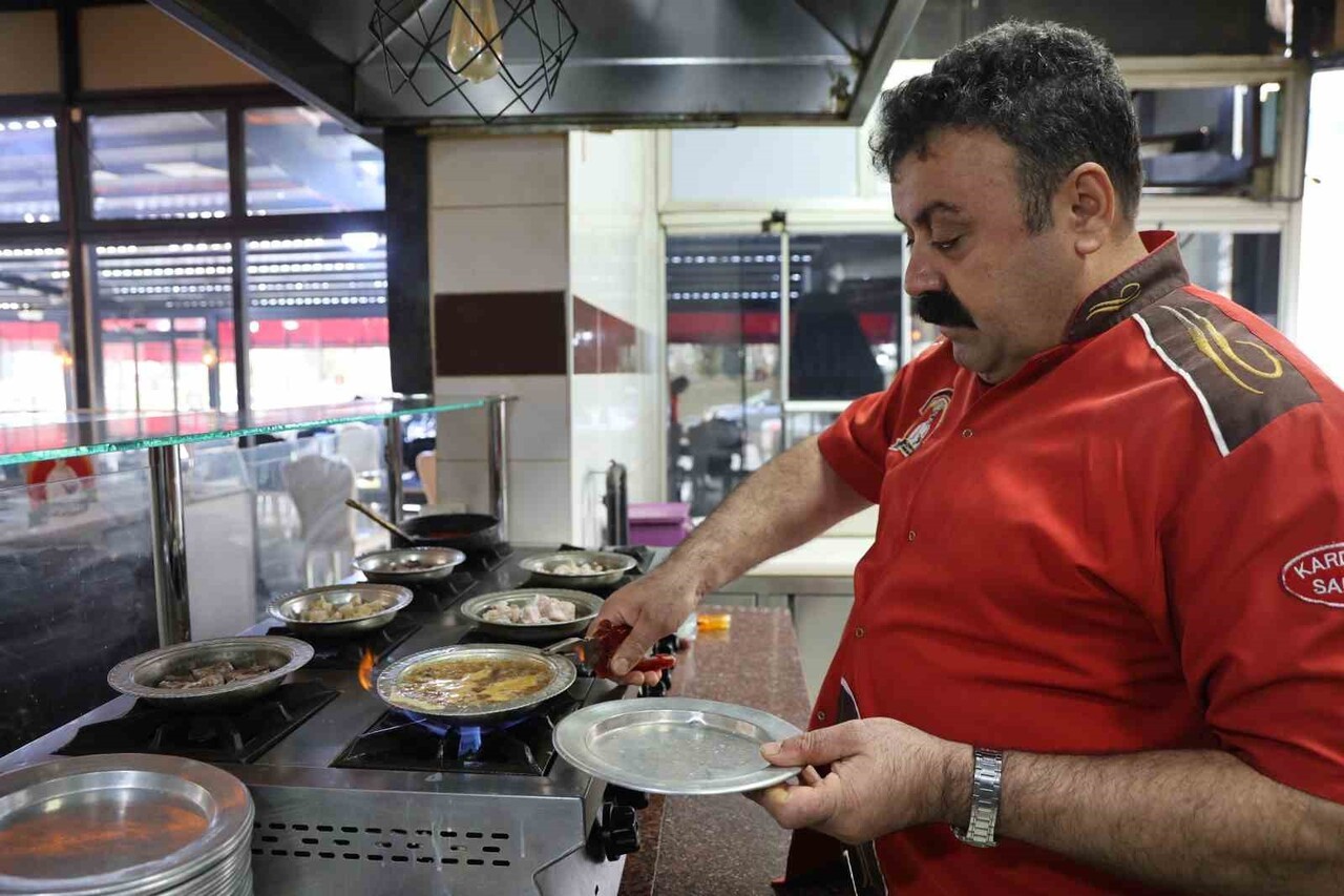 ELAZIĞ’DA SOĞUK KIŞ AYLARININ VAZGEÇİLMEZ YİYECEĞİ OLAN PAÇA, YAZ MEVSİMİNDE DÜĞÜNCÜLERİN KIŞ...