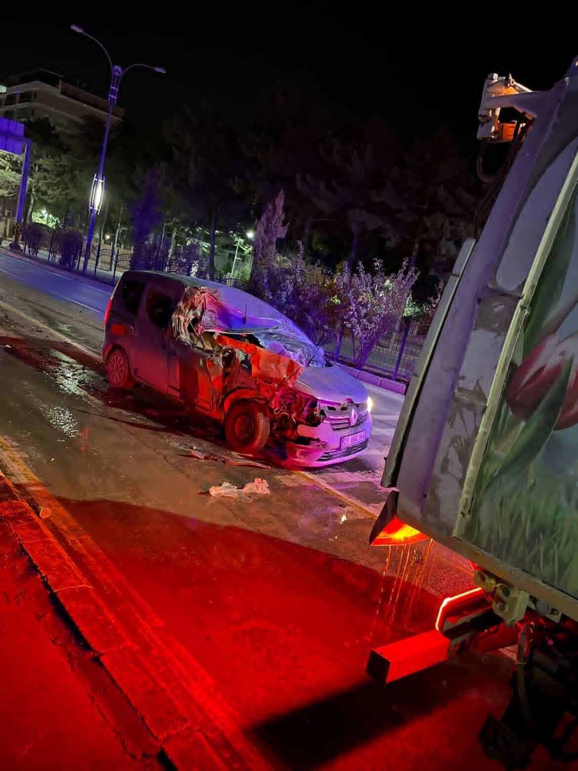 ELAZIĞ’DA SÜRÜCÜSÜNÜN DİREKSİYON HAKİMİYETİNİ KAYBETTİĞİ HAFİF TİCARİ ARAÇ, ELAZIĞ BELEDİYESİNE...